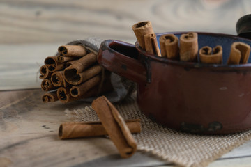 Canela en rama en una olla con agua