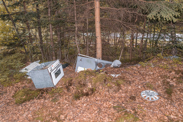 Umweltverschmutzung in einem Wald durch alte weggeworfene Haushaltsgeräte, Deutschland