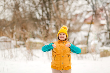 Fototapeta na wymiar kid girl is stretching outside in winter, sport