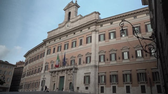 Roma, Italia, Palazzo Montecitorio, sede della Camera dei deputati della Repubblica Italiana e il Parlamento italiano. Facciata.