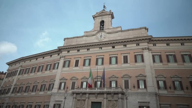 Roma, Italia, Palazzo Montecitorio, sede della Camera dei deputati della Repubblica Italiana e il Parlamento italiano. Facciata.