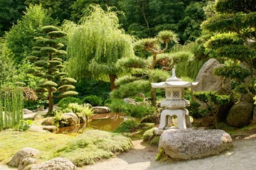 Fotobehang Mooie decoratieve Japanse tuin in de zomer © Tunatura
