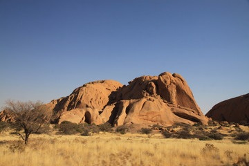 Fototapeta na wymiar naturalne formacje skalne spitzkoppe w namibii