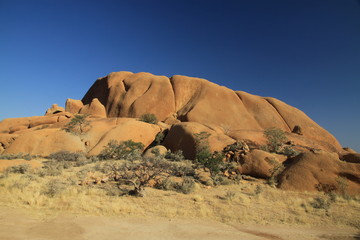 naturalne formacje skalne spitzkoppe w namibii