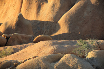 naturalne formacje skalne spitzkoppe w namibii - obrazy, fototapety, plakaty