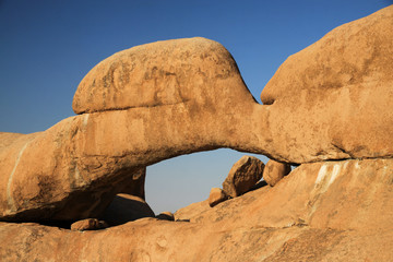 naturalne formacje skalne i mosty spitzkoppe w namibii