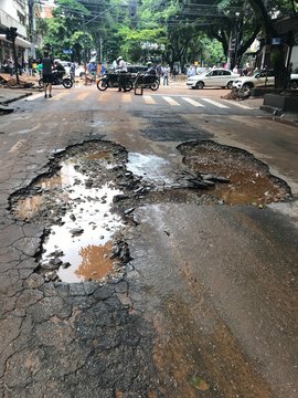 Rua destru&iacute;da devido chuva forte em Belo Horizonte