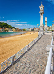 Fototapeta premium Ładna plaża ze starym miastem San Sebastian w Hiszpanii.