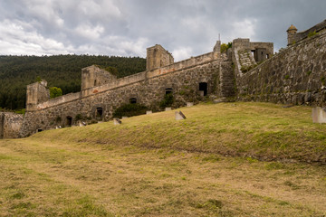 Fototapeta na wymiar Castelo de San Felipe - Außenmauer und Wehrturm