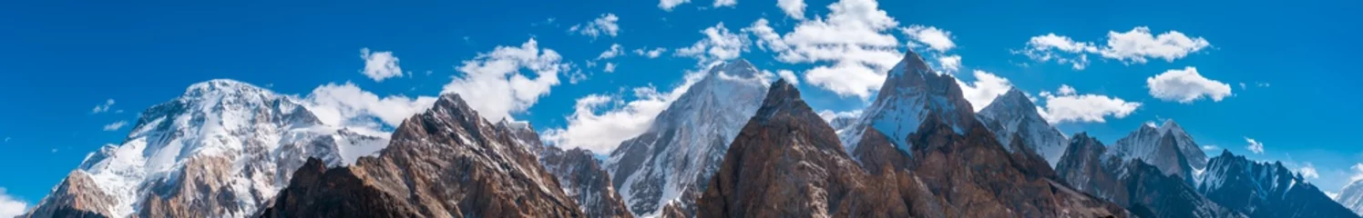 Crédence de cuisine en verre imprimé Gasherbrum Vue panoramique sur la chaîne de montagnes du Karakoram avec Broad Peak, Gasherbrum (au milieu) depuis le glacier de la Vigne, sur le chemin du camp d& 39 Ali, au Pakistan