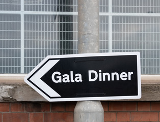 Obraz premium Gala Dinner sign on an outside post