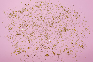 Naklejka premium Pink festive background with golden confetti.