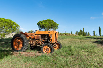 Obraz premium Old tractor rust in Tuscany. Countryside Italy.