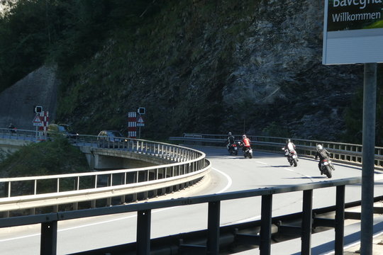 Stra&szlig;e mit Motorr&auml;dern im Albulatal