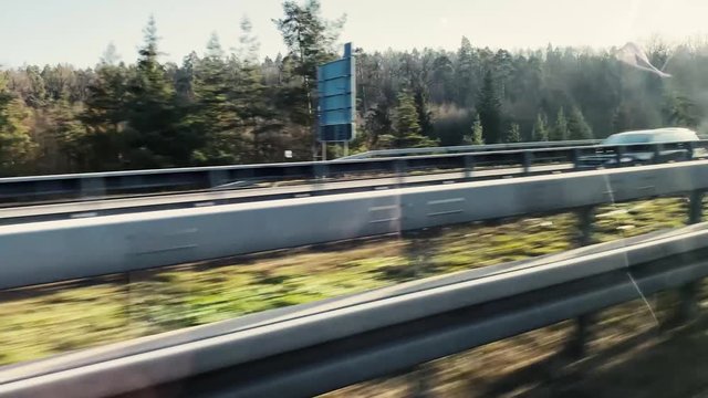 Auf der Autobahn, Blick auf die Leitplanke 