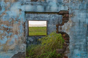 Ventana de casa abandonada