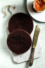 smearing chocolate cake with jam, step by step recipe