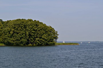 Zielona wyspa na Jeziorze Kisajno, Mazury, Polska