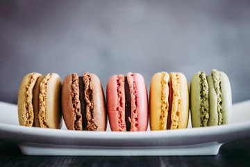 Foto auf Acrylglas Macarons Auswahl an bunten Makronen auf einem weißen Teller