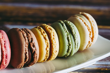 Assortiment de biscuits français macarons colorés