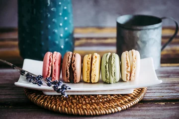 Fotobehang Macarons Assortiment kleurrijke bitterkoekjes op een wit bord