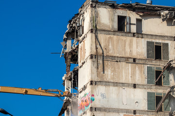 Fototapeta na wymiar demolition of a building with heavy equipment