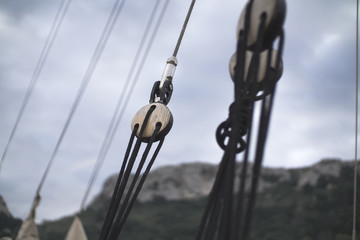 Sailboat ropes wooden pulley rigs