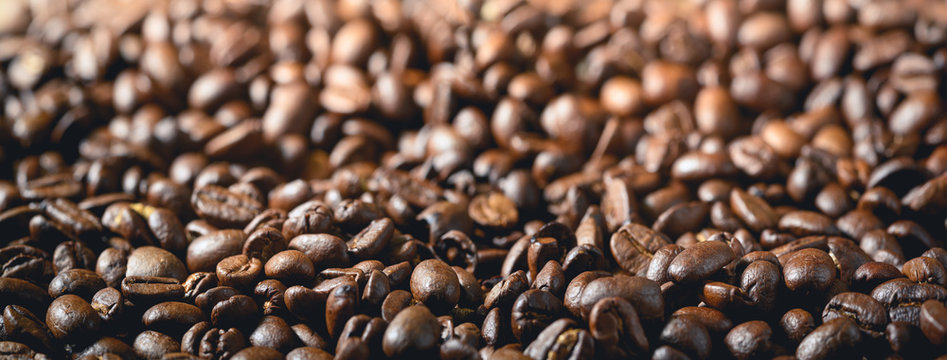 Kaffeebohnen mit Bokeh als Panorama