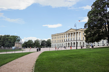Fototapeta na wymiar green park at royal palace in Oslo 