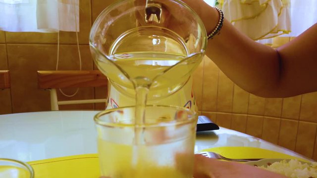 Sirviendo una deliciosa limonada en casa.
