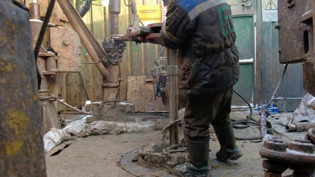 Loosening drill pipe drill wrench on the rotor. 