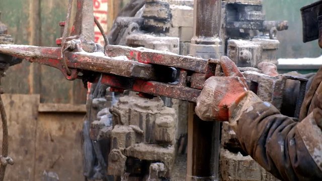 Loosening drill pipe drill wrench on the rotor. 