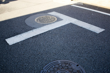 T字路・路面・表示・マンホール