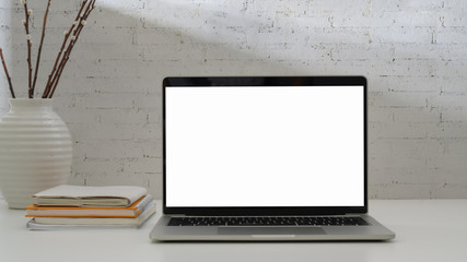 Fototapeta premium Zamknij widok prostego miejsca pracy z makietą laptopa, książek i dekoracji