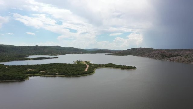 Vuelo en laguna con islas