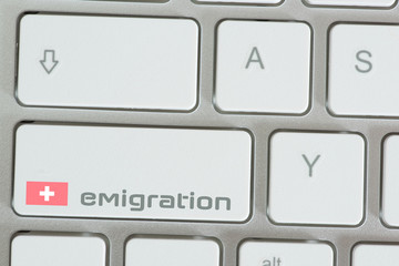 Ein Computer und Auswanderung in die Schweiz