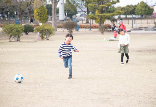 笑顔でサッカーをする子供