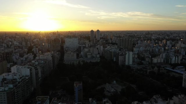 Volando sobre la ciudad en el atardecer