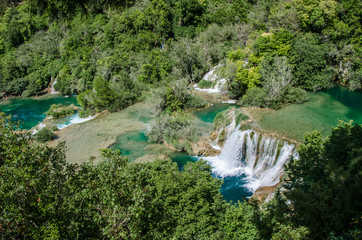 Obraz premium View from above of waterfalls cascade in Plitvice national park (Nacionalni park Plitvička jezera), Croatia. Nature landscape of waterfall cascade. Mountain forest waterfall landscape.