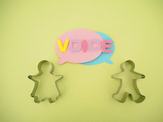 吹き出しにVoiceの単語、男女の会話イメージ