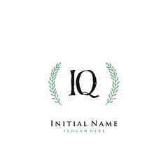Obraz premium IQ Initial handwriting logo vector