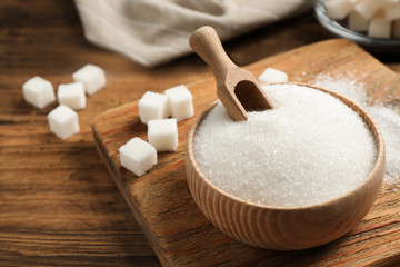 Fototapeta Granulated sugar in bowl on wooden table obraz