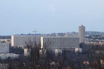 Le quartier nomm&eacute; "La Duch&egrave;re" &agrave; Lyon dans le 8 &egrave;me arrondissement - Ville de Lyon - D&eacute;partement du Rh&ocirc;ne - France - Vue de la tour panoramique et barre des &eacute;rables