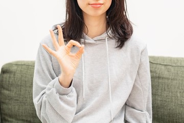 OKサインを作る若い女性