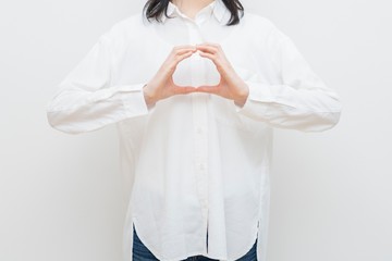 OKサインを作る若い女性