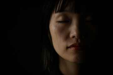 涙を流す女性