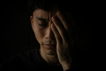 涙を流す男性