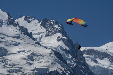 Paragliders looking for thermals amongst the snow caps of the Monte Blanc Massif, Chamonix, France - obrazy, fototapety, plakaty
