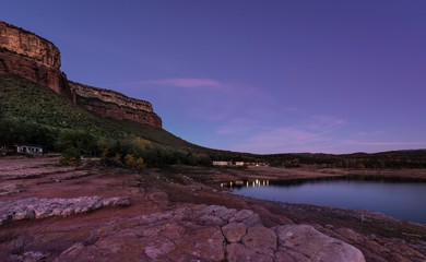 La hora azul empieza a orillas del pantano de Sau, en Vilanova de Sau (Espa&ntilde;a)