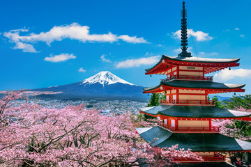 Kirschblüten im Frühling, Chureito-Pagode und Berg Fuji in Japan.